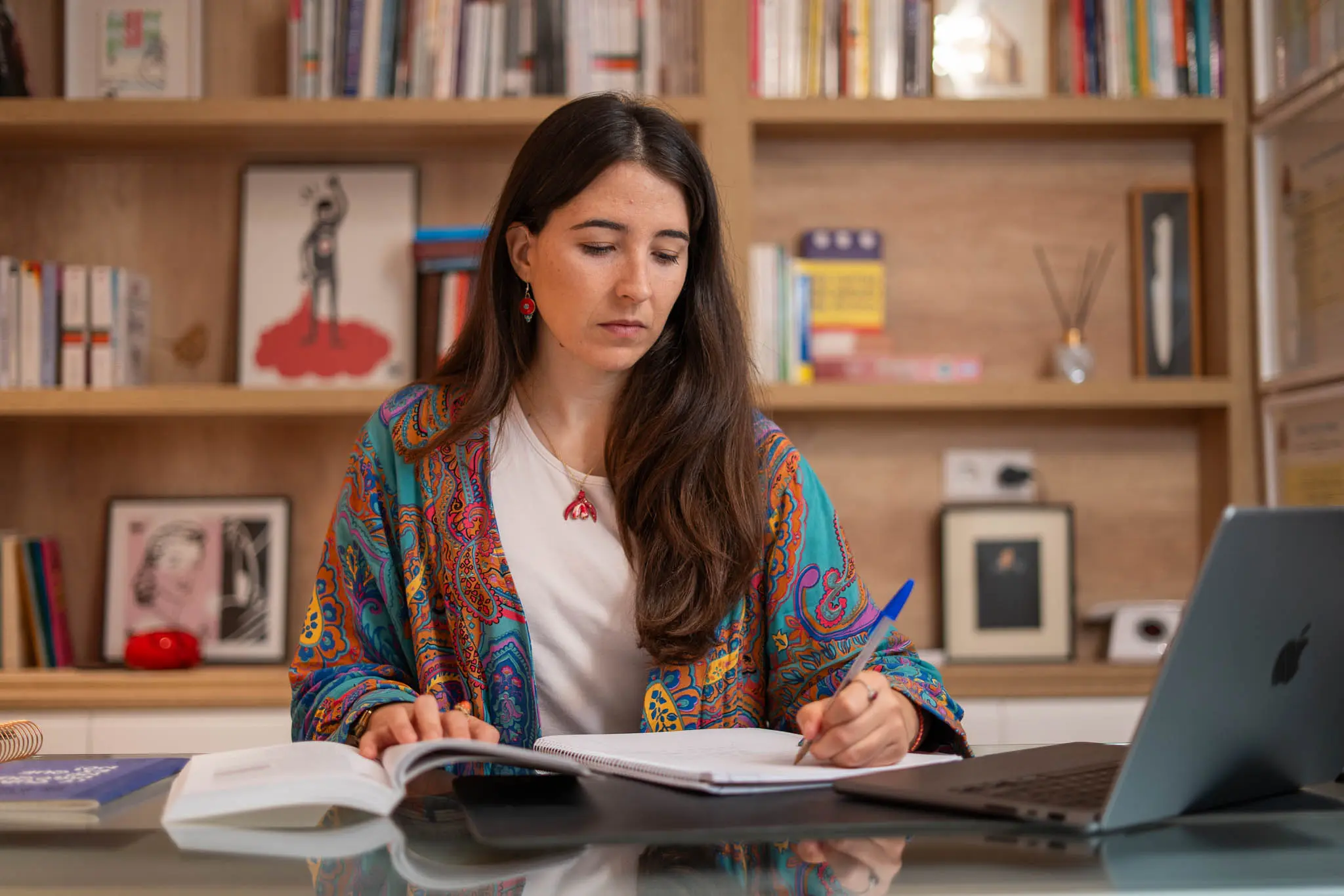 Raisa, Psicóloga escribiendo, consulta online de psicología enRaisarte